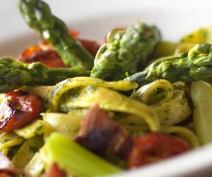Tagliatelles aux tomates, asperges