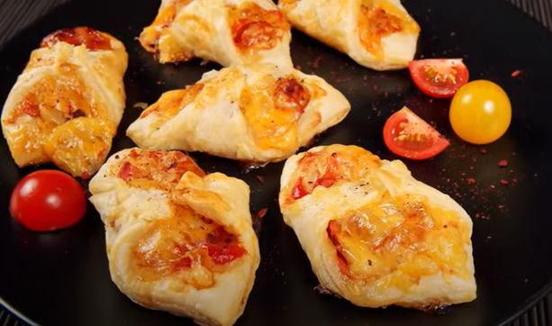 Bateaux feuilletés à la tomate et au jambon