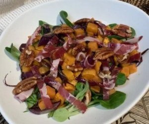Salade de mâche, patate douce, oignon rouge et coppa