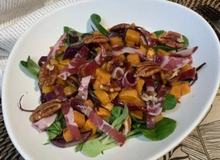 Salade de mâche, patate douce, oignon rouge et coppa