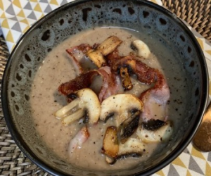 Soupe aux aubergines, champignons, lardons