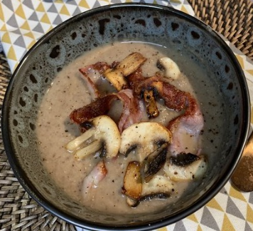 Soupe aux aubergines, champignons, lardons